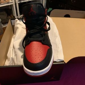 Air Jordan 1 mid red and black 5.5 kids